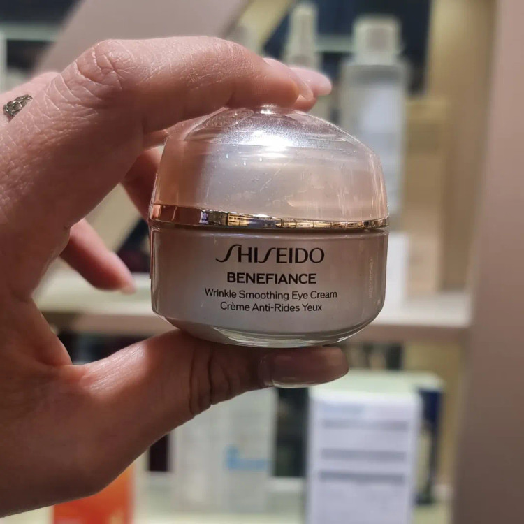 کرم دور چشم بنفیانس شیسیدو SHISEIDO ز بین برنده چین و چروک ها . برطرف کننده پف و تیرگی . حفظ رطوبت پوست تا 48 ساعت ز بین برنده خطوط پنجه کلاغی . مناسب انواع پوست